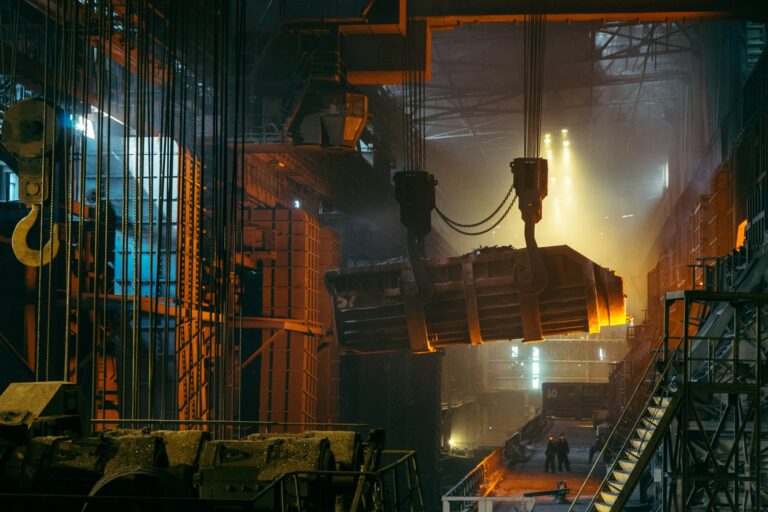 Industria de Nuevo León presenta panorama mixto: construcción crece mientras manufactura retrocede