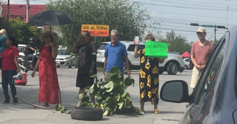 Seis días de apagones desatan cerca de 300 bloqueos vecinales en la zona metropolitana de Monterrey