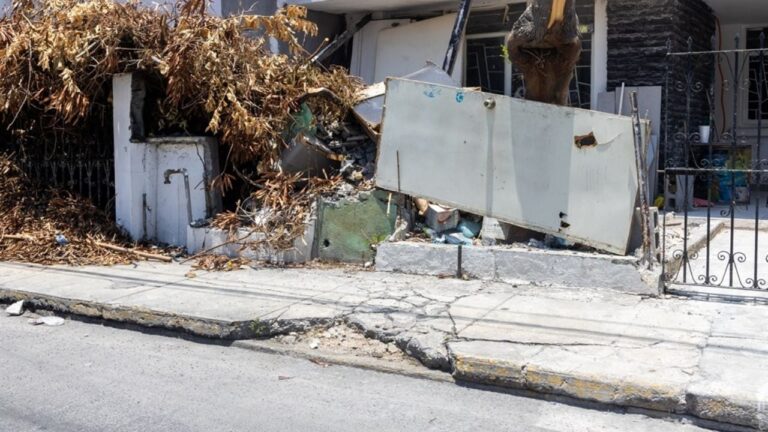 Caminar en Monterrey, un riesgo diario: banquetas rotas y cruces inseguros afectan a miles de peatones