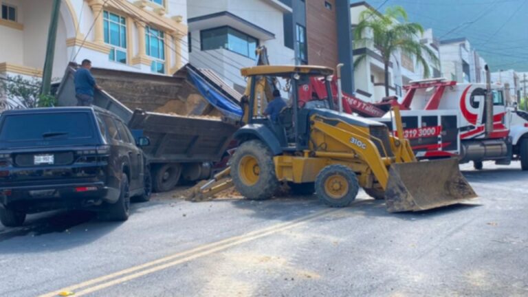 Camión de volteo cargado con 15 toneladas pierde los frenos y destruye cinco autos en colonia de Monterrey
