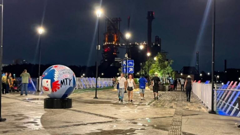 Policías municipales y voluntarios vigilan el Corredor FIFA durante jornada deportiva en Monterrey