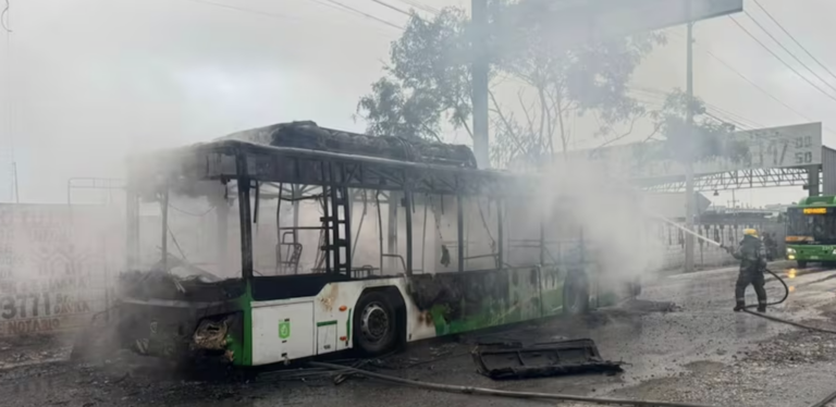 Autobús de la Ruta 527 queda calcinado por incendio en Apodaca; conductor evacuó pasajeros