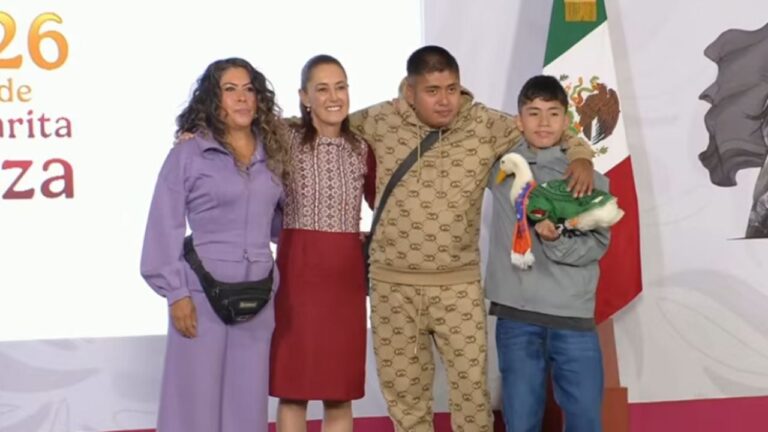 Pato Merlín llega a Palacio Nacional; Sheinbaum ofrece apoyo a la familia que lo cuida