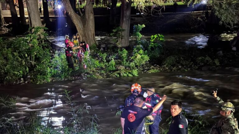 Protección Civil rescata a cinco integrantes de una familia atrapados por crecida del río La Silla