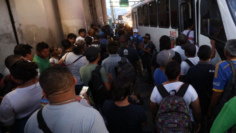 Dos horas atrapados en el tráfico: la realidad diaria de quienes cruzan Monterrey