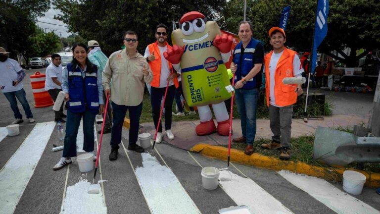Cemex y voluntarios intervienen cruce vial de alto riesgo en Guadalupe con urbanismo táctico