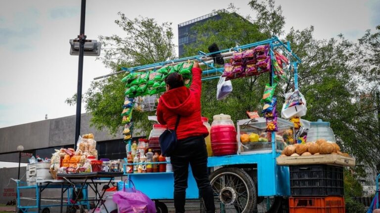 Ambulantes en Monterrey evitan permisos y operativos: dos realidades de la venta informal