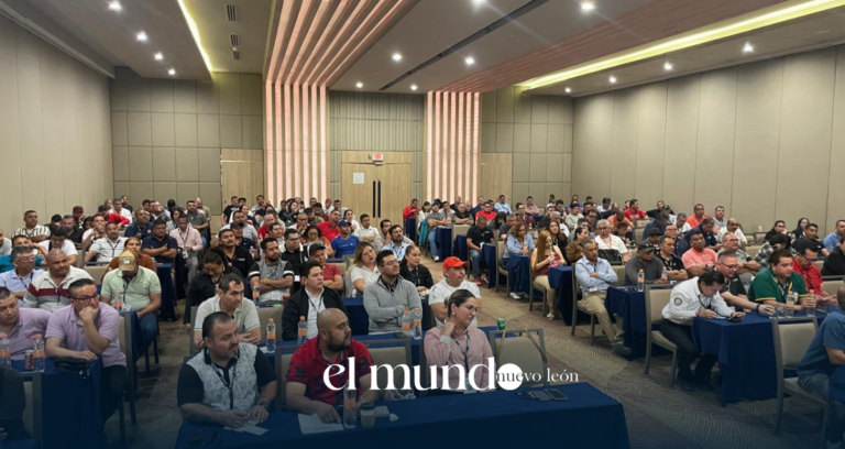 Grupo de trabajadores durante una sesión de formación empresarial, mostrando diversidad de perfiles profesionales y un ambiente moderno de aprendizaje.