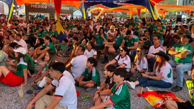 Más de dos mil aficionados despiden al Tri con orgullo en el City Fest de San Pedro tras caer ante Inglaterra
