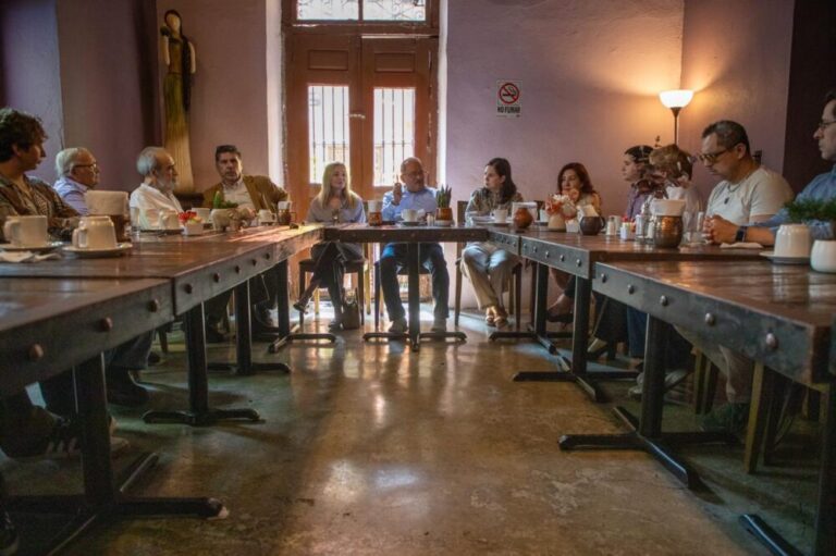 Artistas, escritores y músicos exigen a Andrés Mijes un giro en la política cultural de Nuevo León Artistas, escritores y músicos exigen a Andrés Mijes un giro en la política cultural de Nuevo León