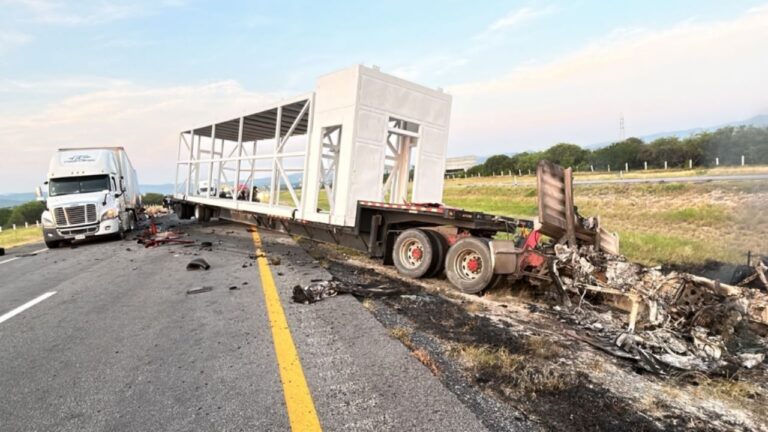 Choque e incendio de tractocamiones cierra la Autopista a Laredo en Salinas Victoria