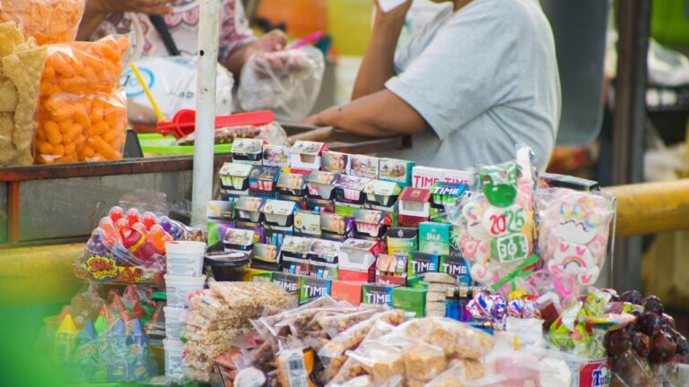Cigarros piratas se venden a plena luz del día en Nuevo León, incluso ante la vista de las autoridades Cigarros piratas se venden a plena luz del día en Nuevo León, incluso ante la vista de las autoridades