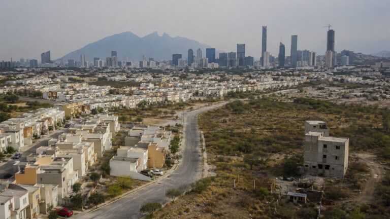 Crisis de vivienda en Nuevo León: familias atrapadas en municipios lejanos