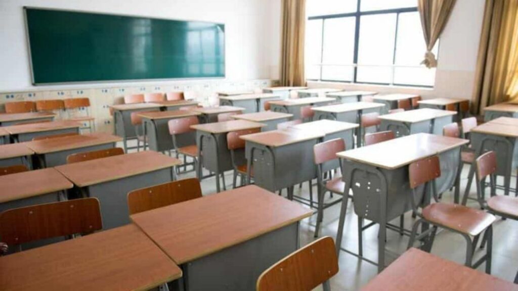 Trabajadores realizan labores de mantenimiento y rehabilitación en escuela de educación básica de Nuevo León durante el periodo vacacional de verano