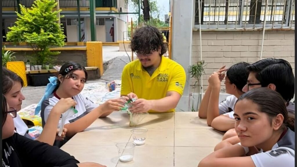 Estudiantes de secundaria participan en talleres de robótica y ciencia del programa DivulgaCiencia UANL
