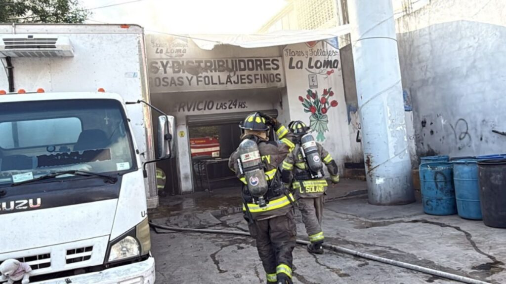 Bomberos de Nuevo León combaten incendio en florería ubicada en el Centro de Monterrey