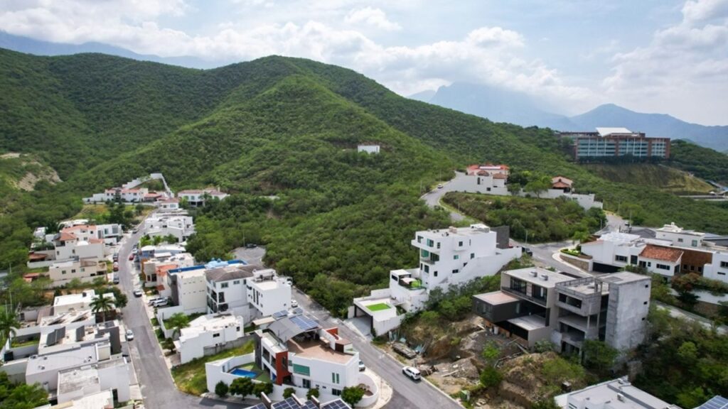 Fraccionamientos en cerros de NL avanzan pese a daño ambiental Vista del Cerro de las Mitras en Monterrey amenazado por construcción de fraccionamiento que afectaría 50 hectáreas de área natural