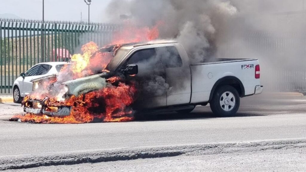 Camioneta se incendia en cruce ferroviario de Escobedo; conductor ileso Camioneta Ford Lobo envuelta en llamas en cruce ferroviario sobre avenida Chocolate en Escobedo, Nuevo León