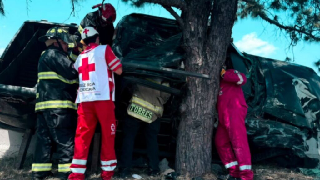 Choque en Carretera Nacional deja un muerto y 5 heridos en Monterrey Camioneta Ford Explorer volcada tras chocar contra árbol en el camellón central de la Carretera Nacional en Monterrey