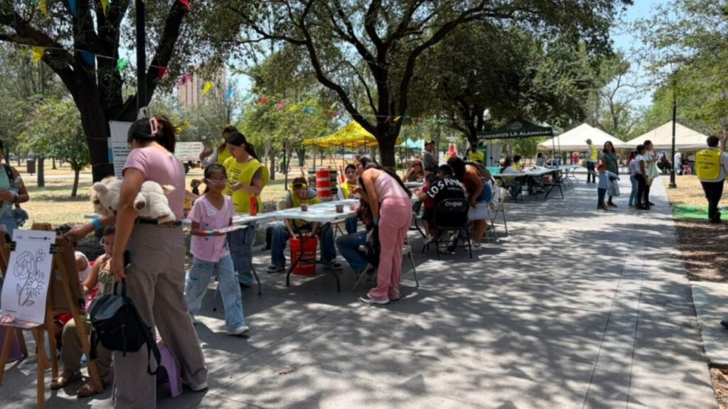 Celebración del tercer aniversario de Alameda de Pinta en la Alameda Mariano Escobedo de Monterrey con familias participando en actividades recreativas