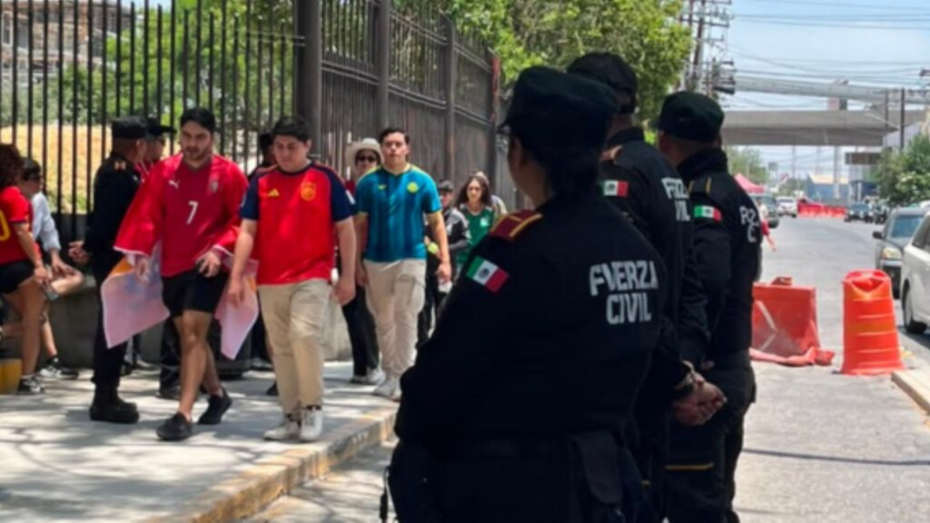 Elementos de Fuerza Civil y Guardia Nacional desplegados en los accesos del Parque Fundidora durante el cierre del Fan Fest del Mundial 2026