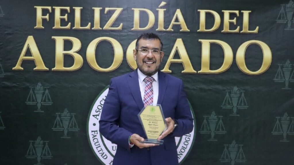 Federico Rojas Veloquio recibe preseas por trayectoria jurídica en NL Federico Rojas Veloquio, secretario del Trabajo de Nuevo León, recibe reconocimientos por su trayectoria jurídica durante la ceremonia del Día del Abogado