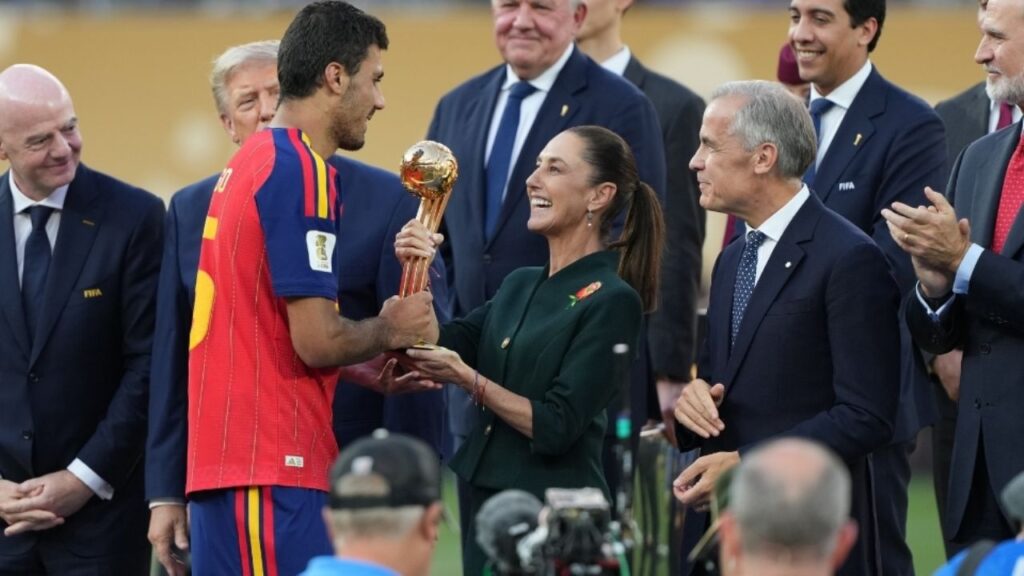 Sheinbaum felicita a España por ganar el Mundial 2026 Claudia Sheinbaum en la ceremonia de premiación del Mundial 2026 junto a Donald Trump y Mark Carney en Nueva York