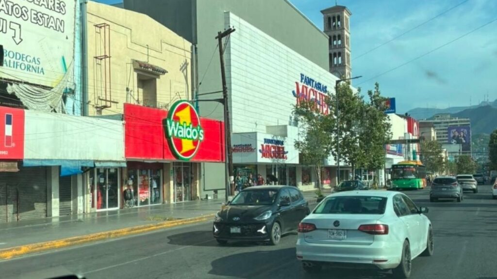 Monterrey realiza 46 decomisos a comercio ambulante en el centro Inspectores de la Dirección de Comercio de Monterrey realizan decomiso de mercancía a vendedores ambulantes en el centro de la ciudad