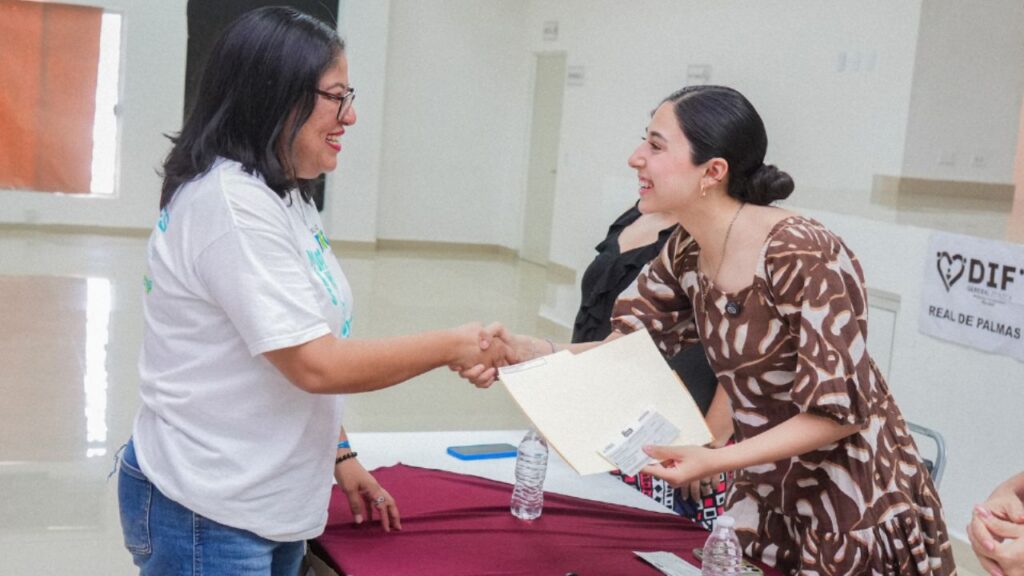 Doce mujeres graduadas del programa de Auxiliar de Logística de Almacén en General Zuazua junto a la alcaldesa Deya Martínez