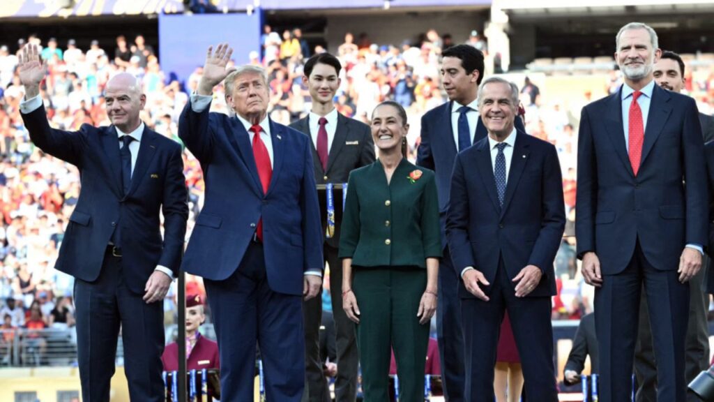 Sheinbaum destaca coordinación México-EU-Canadá en Mundial 2026 Claudia Sheinbaum en la final del Mundial 2026 junto a Donald Trump y Mark Carney en el MetLife Stadium de Nueva York
