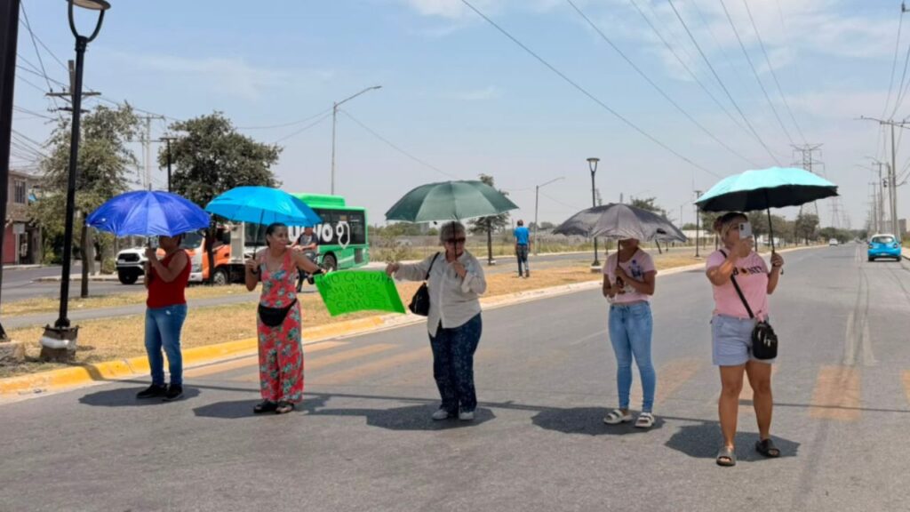 Vecinos bloquean vialidad por suspensión de Ruta 322 en San Nicolás Vecinos de colonias populares de San Nicolás bloquean la carretera a Santa Rosa en protesta por la suspensión de la Ruta 322
