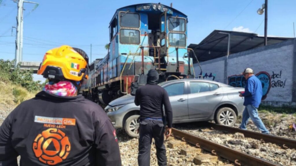 Tren arrastra auto 50 metros en San Nicolás; conductor ileso Automóvil compacto arrastrado por tren de carga en cruce ferroviario de San Nicolás de los Garza