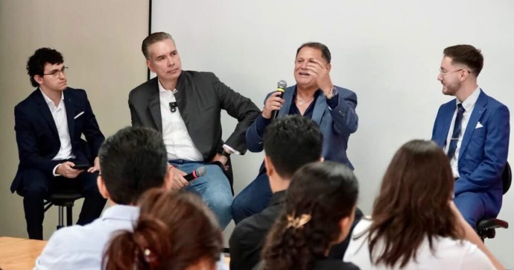 Waldo Fernández, senador con licencia, durante su charla con estudiantes de la Universidad Regiomontana U-ERRE sobre retos de Nuevo León