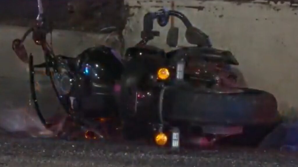 Motocicleta accidentada en vialidad de Nuevo León con elementos de tránsito realizando peritaje del siniestro