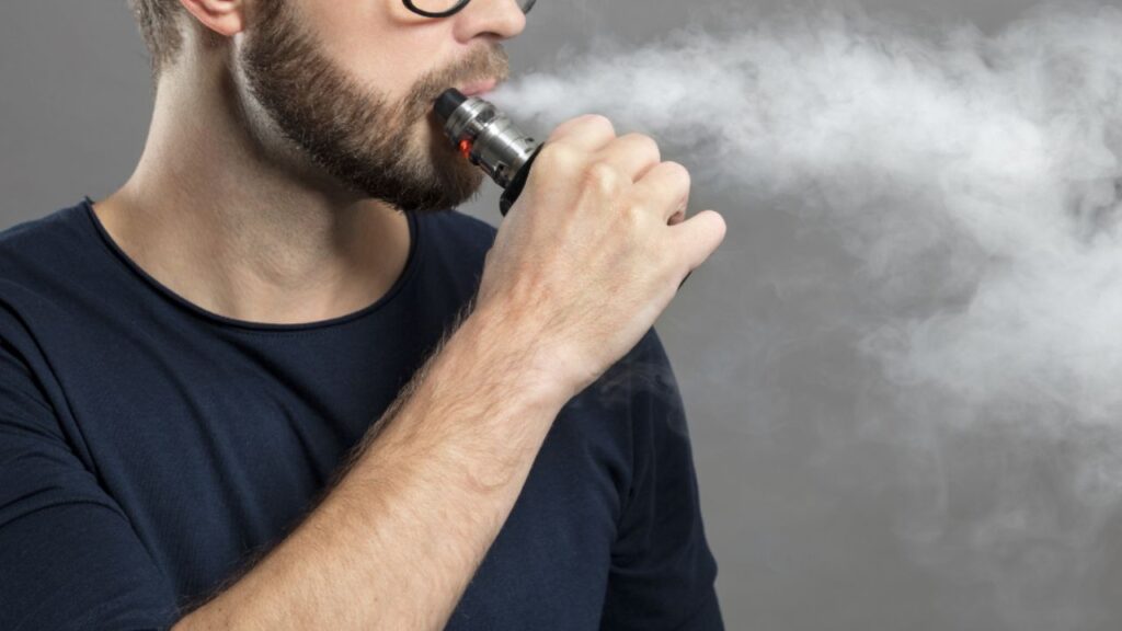 Operativo de decomiso de vapeadores por autoridades sanitarias en establecimiento comercial del centro de Monterrey