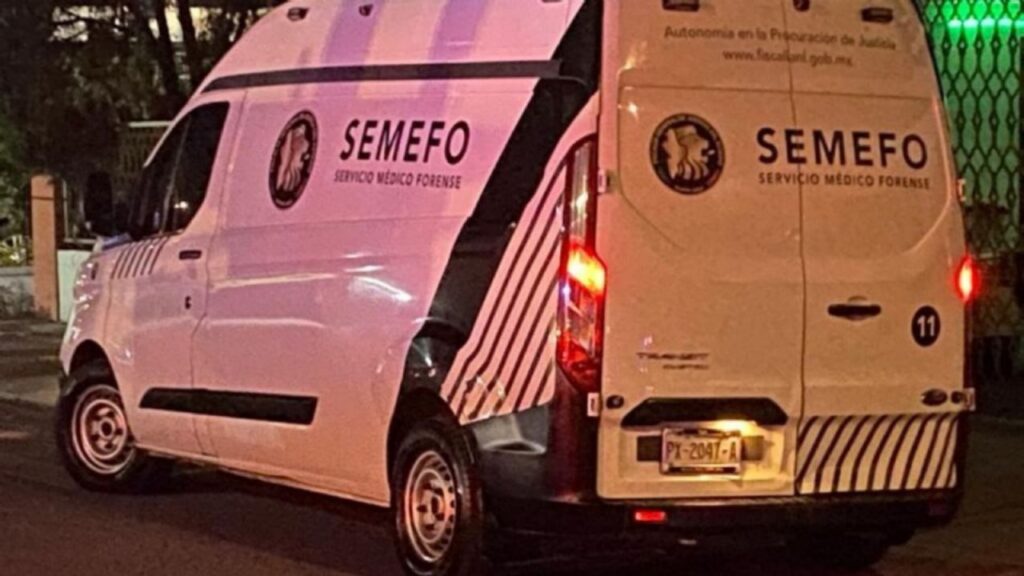 Muere comerciante atropellado en Apodaca; auto chocó su puesto Escena de accidente vial en avenida Miguel Alemán en Apodaca donde un automóvil atropelló a un vendedor ambulante