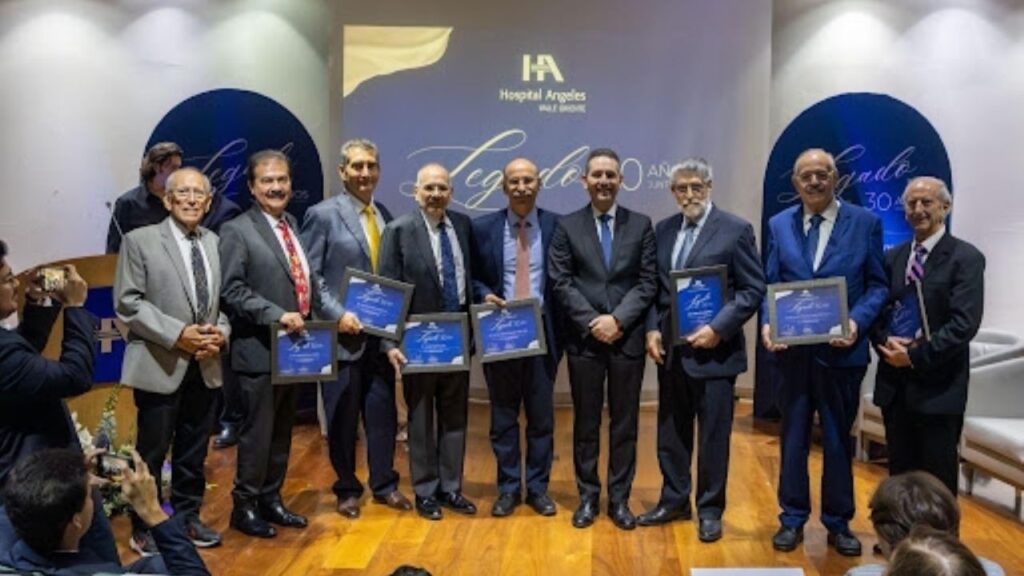 Ceremonia de aniversario del Hospital Ángeles Valle Oriente con médicos fundadores recibiendo reconocimiento
