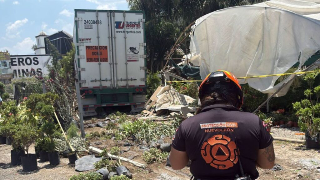 Tráiler impacta camioneta y vivero en Carretera Nacional de Santiago Tráiler doble remolque accidentado junto a vivero en Carretera Nacional a la altura de El Huajuquito, Santiago, Nuevo León