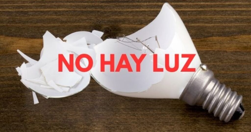 Trabajadores de CFE realizando mantenimiento en postes de luz en zona residencial de Nuevo León