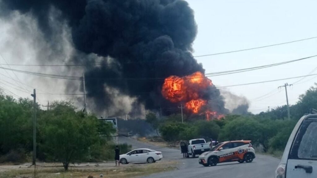Incendio en patio de maniobras con tráileres y contenedores de diésel en el municipio de Pesquería, Nuevo León