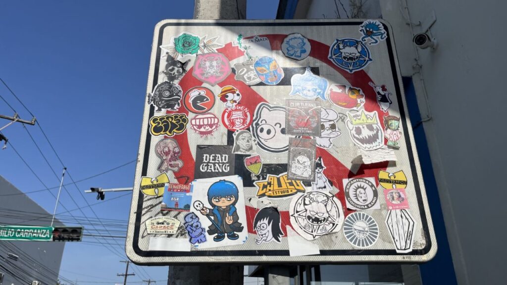 Stickers cubren señales de tránsito y ponen en riesgo a conductores en Monterrey Señales de tránsito cubiertas con stickers y calcomanías en el Centro de Monterrey, dificultando la visibilidad para conductores