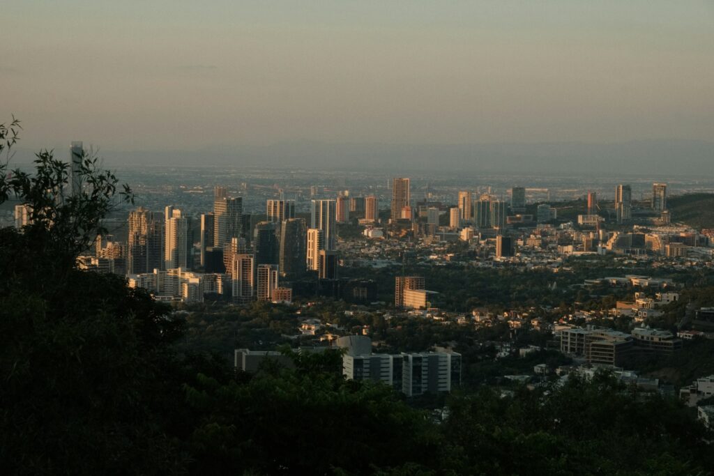 Vista aérea del Área Metropolitana de Monterrey mostrando el crecimiento urbano y la expansión de la zona conurbada