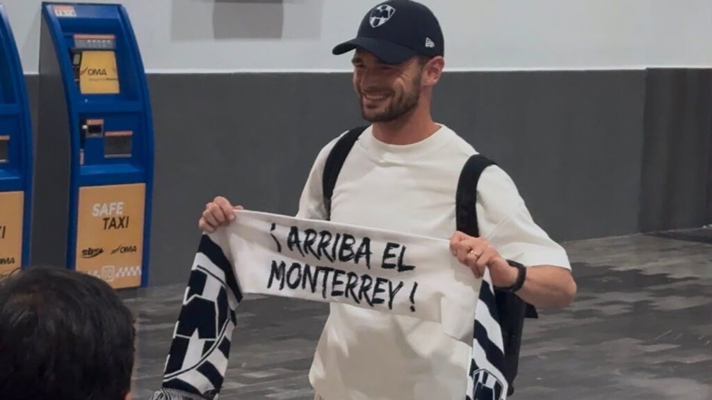 Hugo Cuypers, delantero belga proveniente del Chicago Fire, arriba al aeropuerto de Monterrey para firmar con Rayados