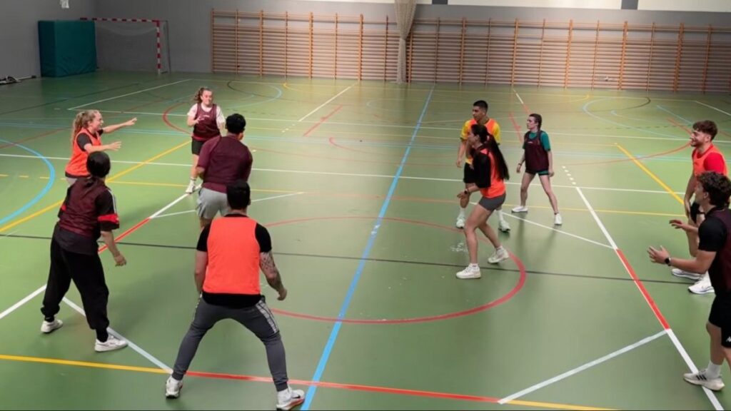 GEO-Arena: el deporte inclusivo creado en España donde nadie sale del juego Estudiantes practicando GEO-Arena, deporte inclusivo creado en España que garantiza participación continua sin eliminaciones