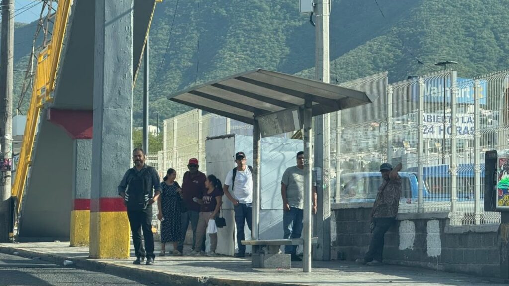 Parabuses en Nuevo León: poca sombra, calor extremo y esperas eternas Parabús en mal estado en Monterrey con bancas metálicas expuestas al sol y sin sombra adecuada