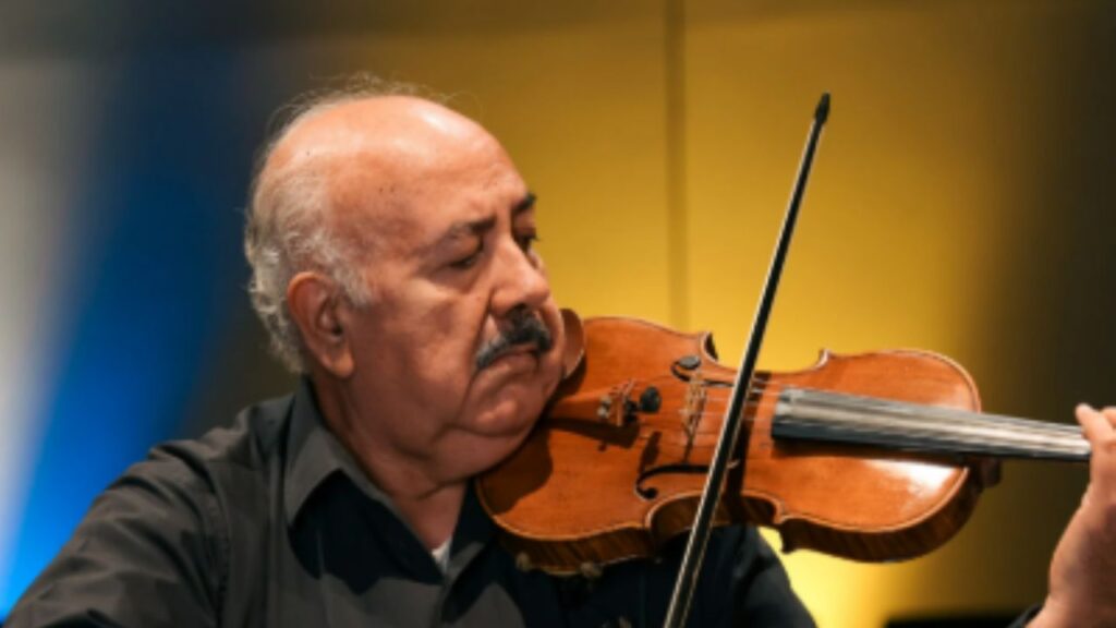 Ramón González se despide de la OSUANL tras 48 años como violinista Ramón González Gómez, violinista con 48 años de trayectoria en la Orquesta Sinfónica de la UANL, durante su homenaje de despedida en la Arena Monterrey