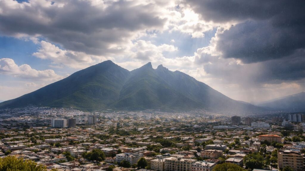 Cielo nublado en Monterrey con probabilidad de lluvias y temperatura de 33 grados
