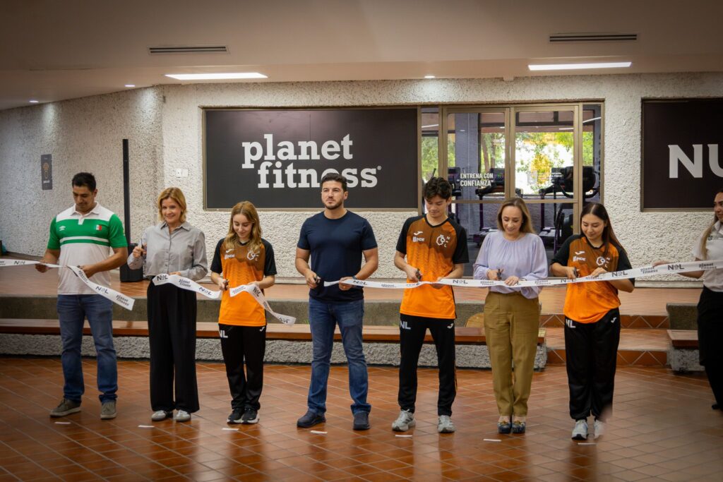 Ceremonia de donación de equipos de Planet Fitness al INDE Nuevo León con la presencia del gobernador Samuel García