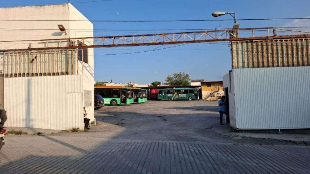 Asaltan base de Ruta 5 La Estanzuela en Monterrey; roban 250 mil pesos Base de la Ruta 5 La Estanzuela en Monterrey donde ocurrió el asalto armado