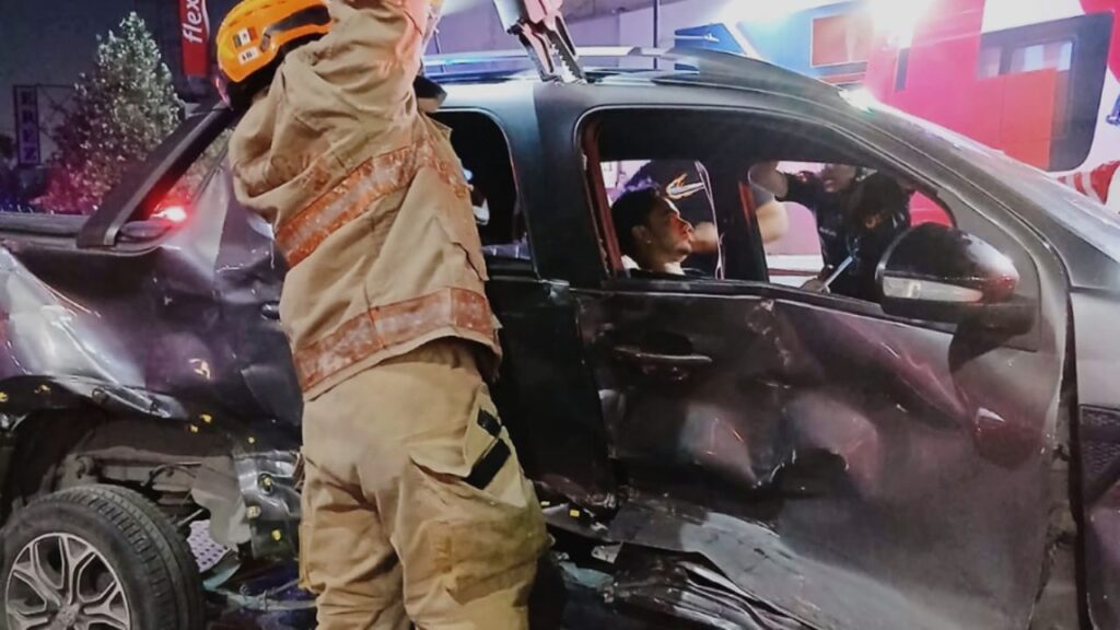 Persona en situación de calle roba camioneta y choca en Monterrey Accidente vial en el cruce de avenida Benito Juárez y Padre Mier en el Centro de Monterrey